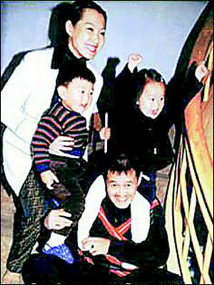 揭秘:赵本山坎坷婚姻路 遭车祸险与现任妻子结缘(多图)