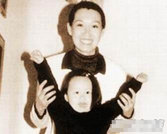 揭秘:赵本山坎坷婚姻路 遭车祸险与现任妻子结缘(多图)