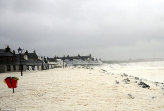 英国遭暴雨4人死亡 村落被白泡沫掩埋