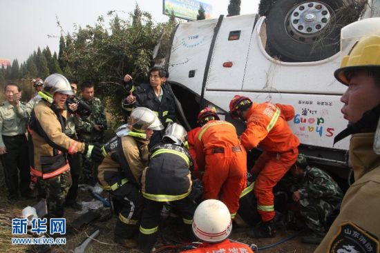 10月7日，消防官兵在车祸现场组织救援。当日13时左右，G20青银高速K228处（淄博至临淄段）两辆客车发生交通事故。 新华社发 