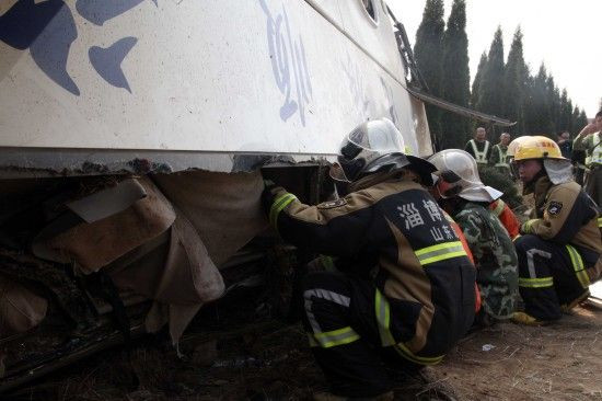 10月7日，消防官兵在车祸现场组织救援。新华社发