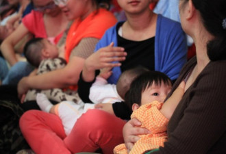 上海20多位母亲在地铁站席地集体喂奶