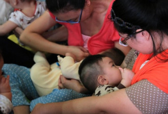 上海20多位母亲在地铁站席地集体喂奶