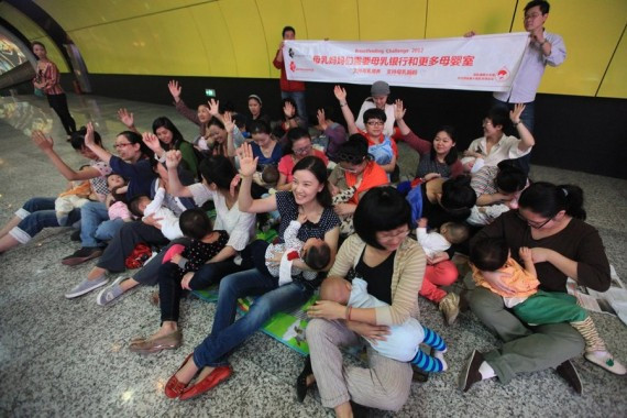 上海20多位母亲在地铁站席地而坐集体喂奶(组图)