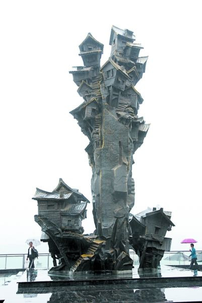 重庆酷似章子怡造型的爆乳雕塑被评丑 官方称已拆除(组图)