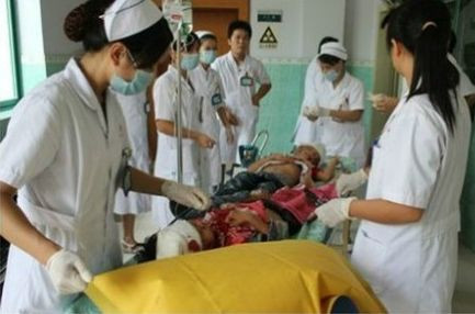 广西平南县一名男子砍杀小学生 已致3死13伤(组图)
