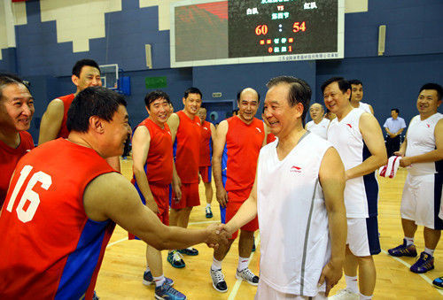 赛后温总理与球友们握手。