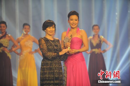 2012中华小姐落幕 明星大腕齐聚众佳丽场上论美(多图)