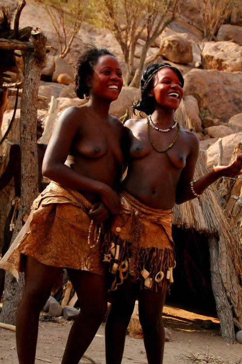 纯天然的“坦荡之美”：袒胸露乳的纳米比亚土族女人(组图)