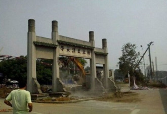 武汉大学拆除校门牌坊 民众争相留影纪念