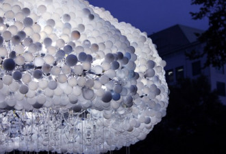 加艺术家绝妙创意 6千灯泡织成梦幻云