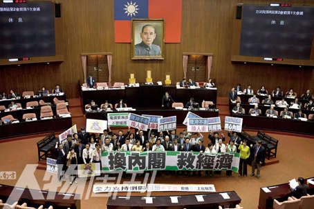 出任台湾“部长”龙应台：民主和爱一样，就在屎尿中(图)