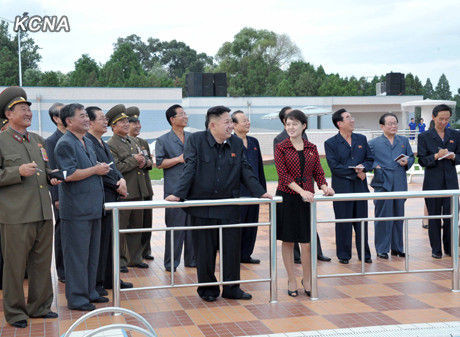 金正恩偕夫人李雪主参观刚竣工的朝鲜绫罗人民游园地。