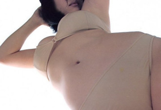 27岁的女星小向美奈子推出全裸写真集