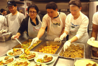 多市温馨感恩节 300游民吃火鸡大餐