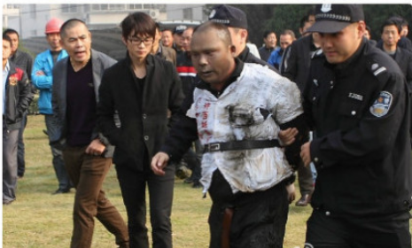浙江嘉兴男子因房屋租赁纠纷纵火烧政府大楼(组图)
