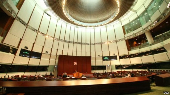 落实一国两制：香港新立法会多名议员就职宣誓高喊反共(图/视频)