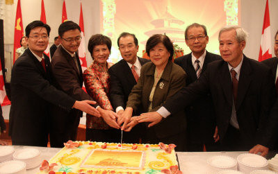 章均賽(左四)及嘉賓共同為中國國慶切蛋糕。(圖：中國駐加使館提供) 