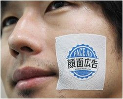 日本兴起“肉体广告”:在脸部或腿部贴广告 效果很好(图)