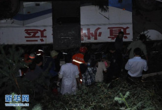 湖南永州载有48人大巴车坠崖46名学生