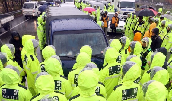 高清：韩“脱北者”向朝散发12万张传单 朝军威胁开火