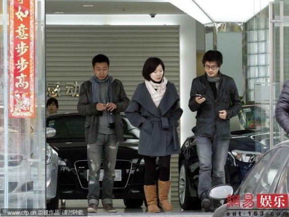 韩寒与妻子罕见亲密照曝光 揽着妻子挨头共看手机(组图)