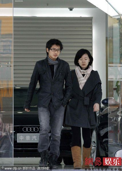 韩寒与妻子罕见亲密照曝光 揽着妻子挨头共看手机(组图)