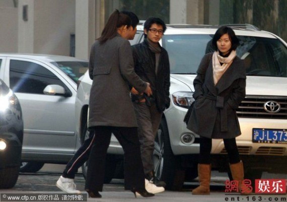 韩寒与妻子罕见亲密照曝光 揽着妻子挨头共看手机(组图)