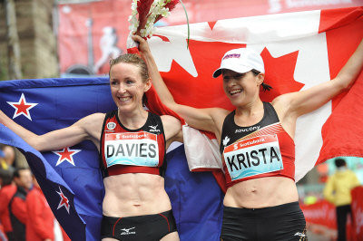 來自紐西蘭的戴維斯（左）奪得豐業銀行多倫多湖濱馬拉松女子組冠軍，唐群恩（右）奪得加拿大女子組冠軍。（取材自CNW） 