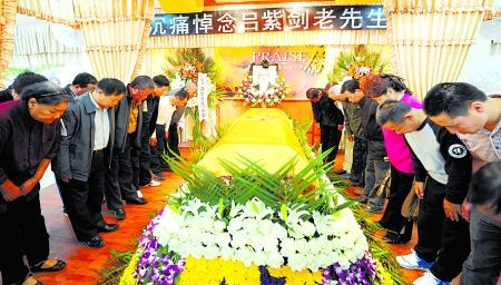 昨日,南岸区,亲友们向吕紫剑老人的遗体告别。 记者 唐浩 摄