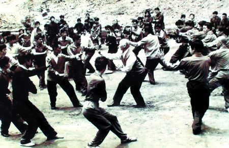 80年代,吕紫剑老人带弟子练八卦掌。
