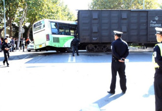 青岛火车公交相撞事故30余人被送医院