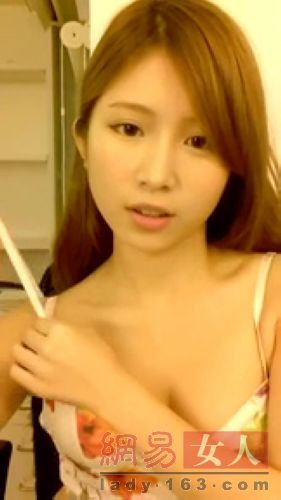 台湾红人鸡排妹自拍挤乳沟教学:两点在内 肉要往外放(组图)