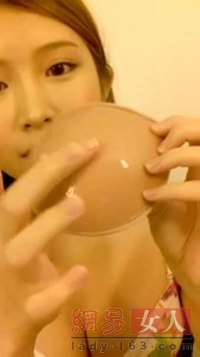 台湾红人鸡排妹自拍挤乳沟教学:两点在内 肉要往外放(组图)