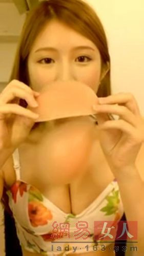 台湾红人鸡排妹自拍挤乳沟教学:两点在内 肉要往外放(组图)