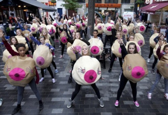 伦敦女性穿充气乳房 宣传预防乳腺癌