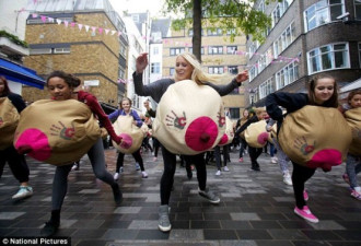 伦敦女性穿充气乳房 宣传预防乳腺癌