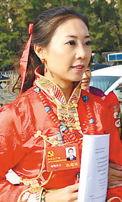 十八大最美藏族代表曝光 索娜央宗是带犬特警(图)