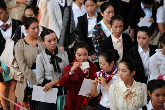 实拍：上海东航空乘招聘现场千余女生应聘（高清图集）