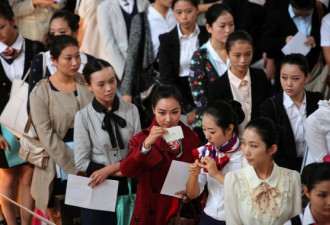 上海东航空乘招聘现场 千余女生应聘