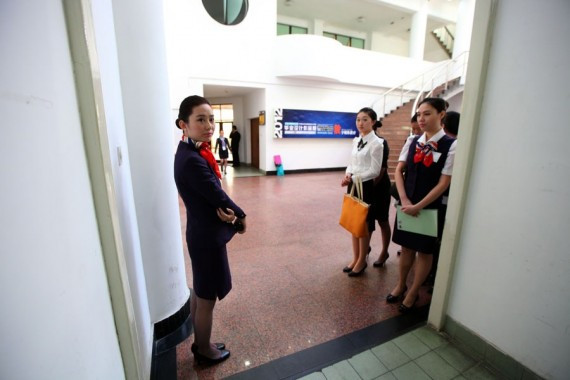 实拍：上海东航空乘招聘现场千余女生应聘（高清图集）