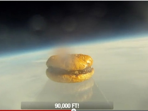 5名哈佛学生送汉堡进太空 汉堡飞越大气层后毫发无伤(图)
