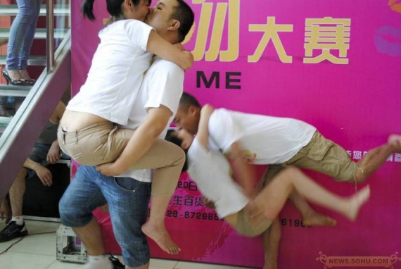 伤不起的中国式“性体验”:商家无尺度还是看客太重口(组图)