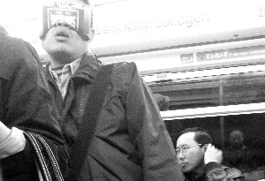 北京地铁怪人蒙面哥 被人碰就敲锣