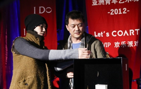 李亚鹏送三克拉钻戒轰动全场 王菲展羞涩(高清组图)