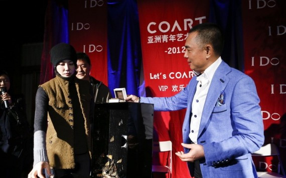李亚鹏送三克拉钻戒轰动全场 王菲展羞涩(高清组图)