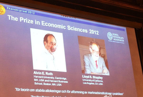图为：美国经济学家埃尔文·罗斯(Alvin Roth)与罗伊德·沙普利(Lloyd Shapley)。