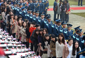 150名军官相亲女青年排队入场组对私聊