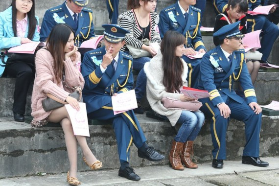 武汉150名军官集体相亲 女青年排队入场组对私聊(高清组图)