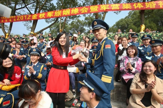 武汉150名军官集体相亲 女青年排队入场组对私聊(高清组图)